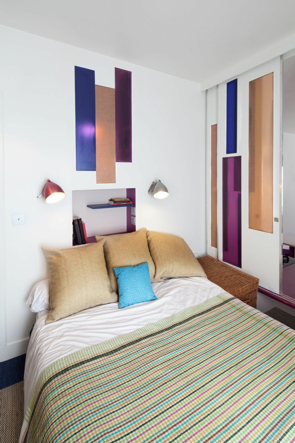 VEGGDEKOR: Også på soverommet har interiørarkitekten dekorert rommet med farget glass og tekstiler.