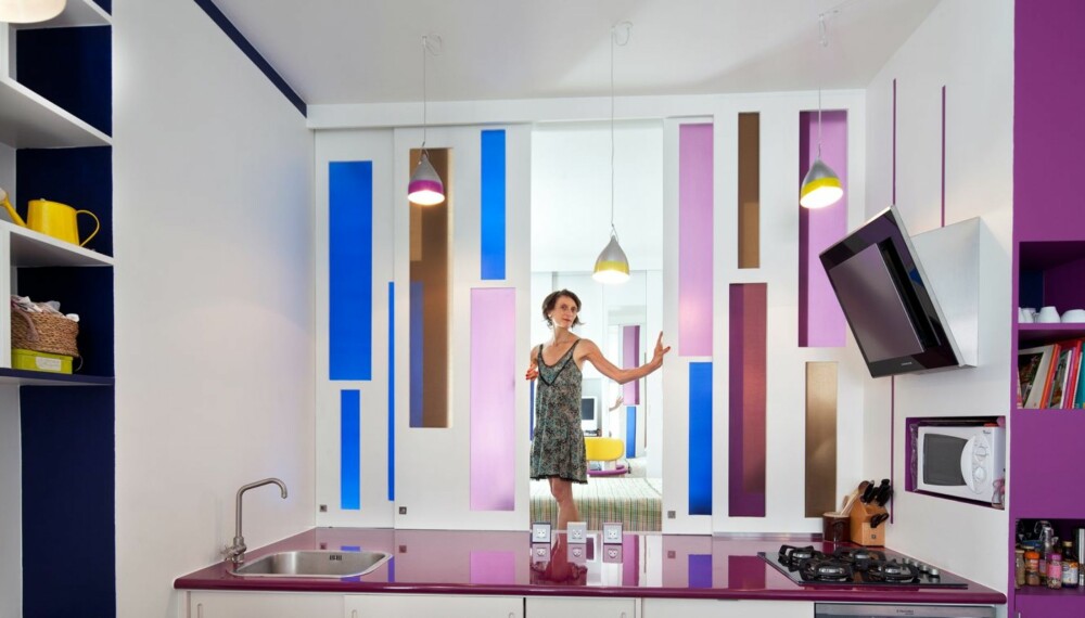 SPREK OG FARGERIK: Kreativ bruk av farger, glass og lys gjør at denne leiligheten skiller seg ut fra mengden.