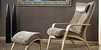 SKAPER BØLGER: Brunstad Delta er blant de mest populære hvilestolene i det norske markedet. Den er designet av Arild Alnes og Helge Taraldsen og blir levert av Brunstad as i Sykkylven. Her en variant i fåreskinn.