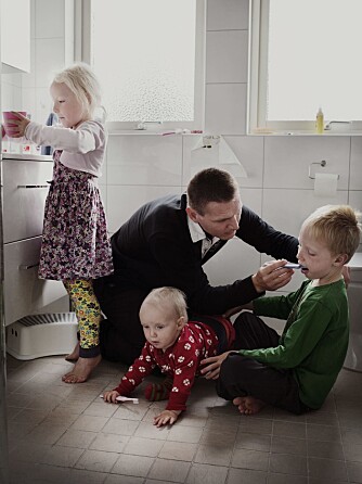 TANNPUSS: Johan Ekengård prøver å pusse tennene til alle tre ungene samtidig. 