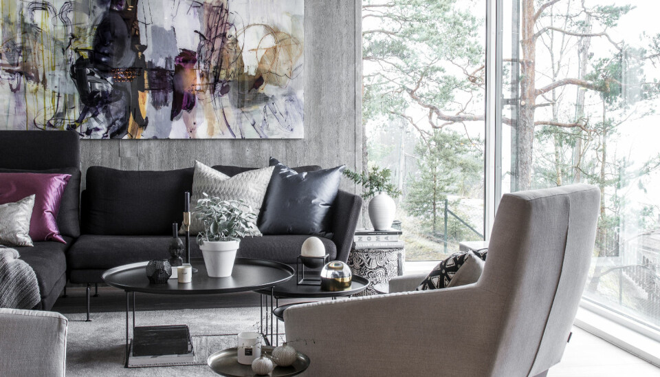 KONTRASTER: Den røffe betongveggen er laget ved hjelp av treforskaling, slik at den har fått en tøff plankeeffekt. Sofaen er designet av Antonio Citterio, sofabordet Fat Table er designet av Patricia Urquiola, gulvteppet er fra Phenomen interiørdesign/Camelia, og de beige stolene er fra spanske Sancal.