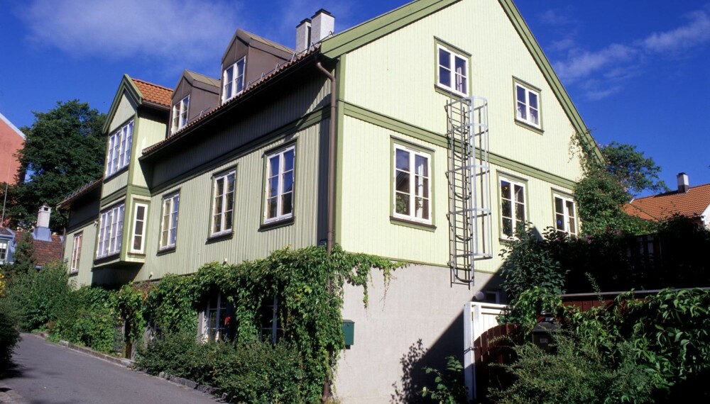 TRE FARGER: Malermester Klaveness tror mange hus vil ta seg best ut i tre farger.