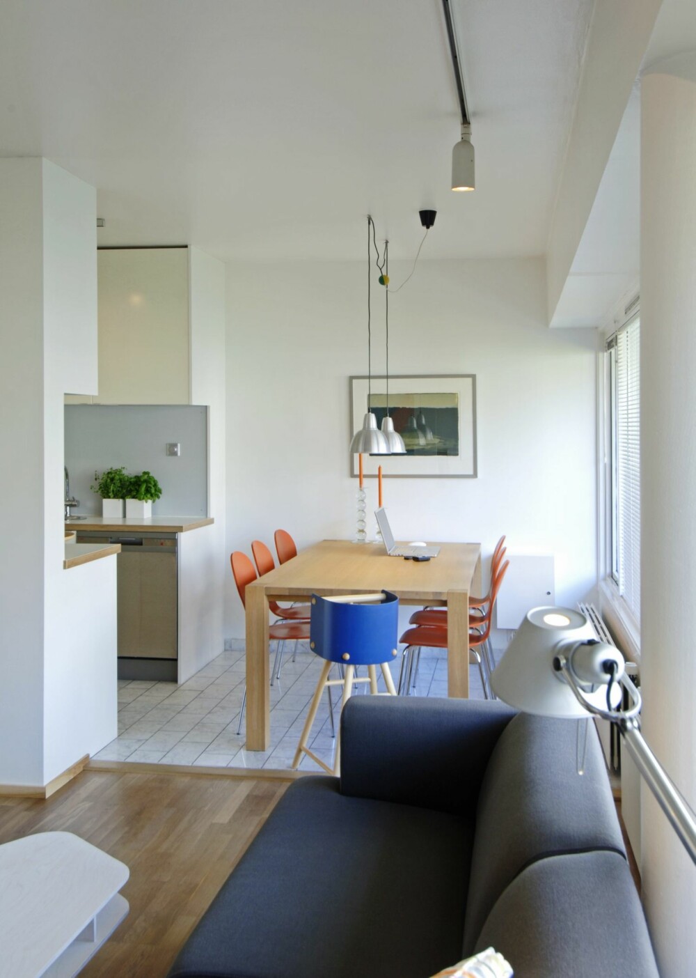 ÅPEN LØSNING: Spisestuen ligger praktisk til midt mellom stue og kjøkken. Den blå barnestolen er Arteks 616 designet av Ben af Schulten i 1965.