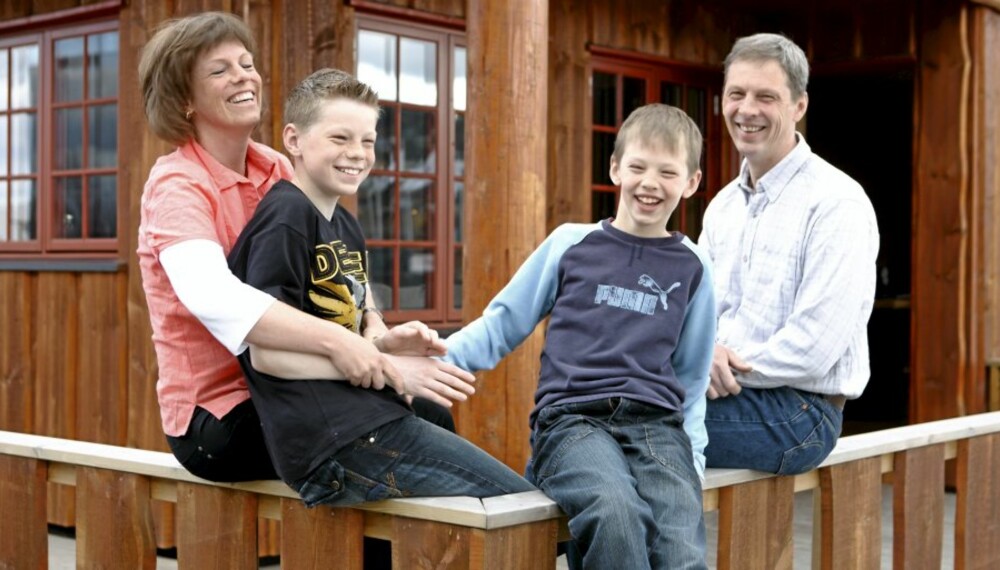 Synnøve Roald sammen med sønnene Ole (9), Magnus (13) og mannen Trond Christensen.

Foto for Hytteliv: Bjørn Inge Karlsen, HM Foto