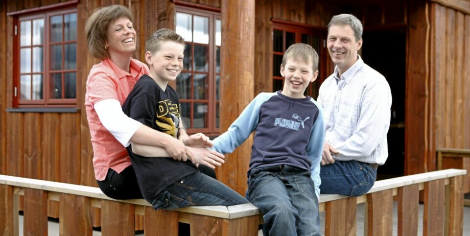 Synnøve Roald sammen med sønnene Ole (9), Magnus (13) og mannen Trond Christensen.
Foto for Hytteliv: Bjørn Inge Karlsen, HM Foto