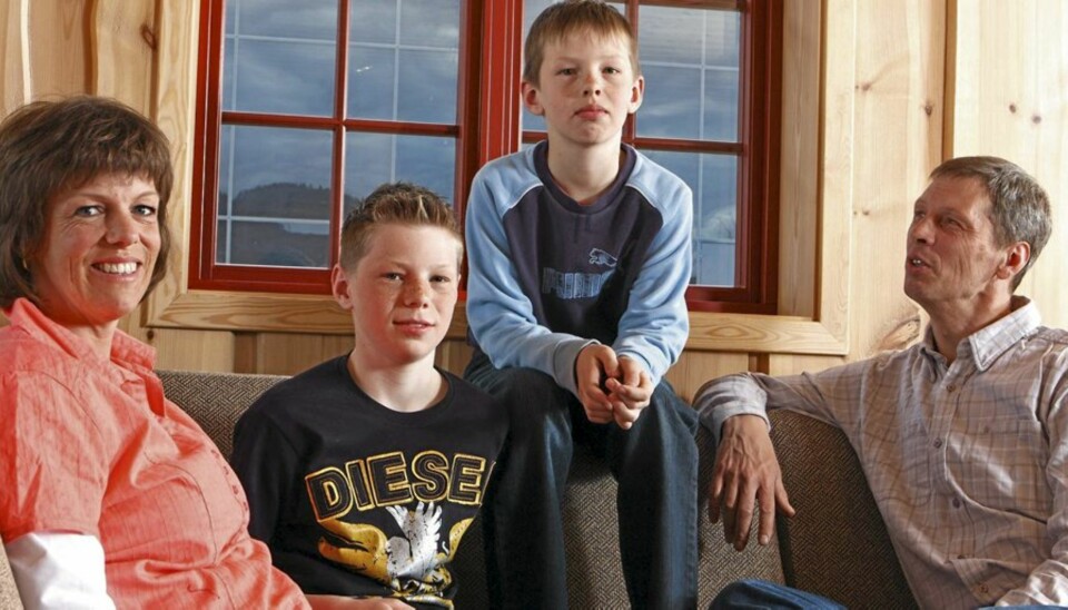 Synnøve Roald sammen med sønnene Ole (9), Magnus (13) og mannen Trond Christensen. De skal bygge seg hytte.
Foto for Hytteliv: Bjørn Inge Karlsen, HM Foto