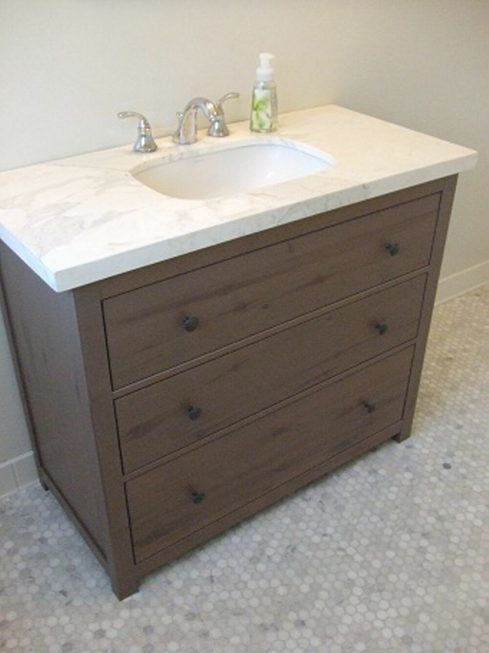 NY VRI: Et gammelt møbel kan få nytt liv som baderomsinnredning. Her har en Hemnes kommode fra Ikea og en gammel vask blitt et stilig baderomsmøbel.