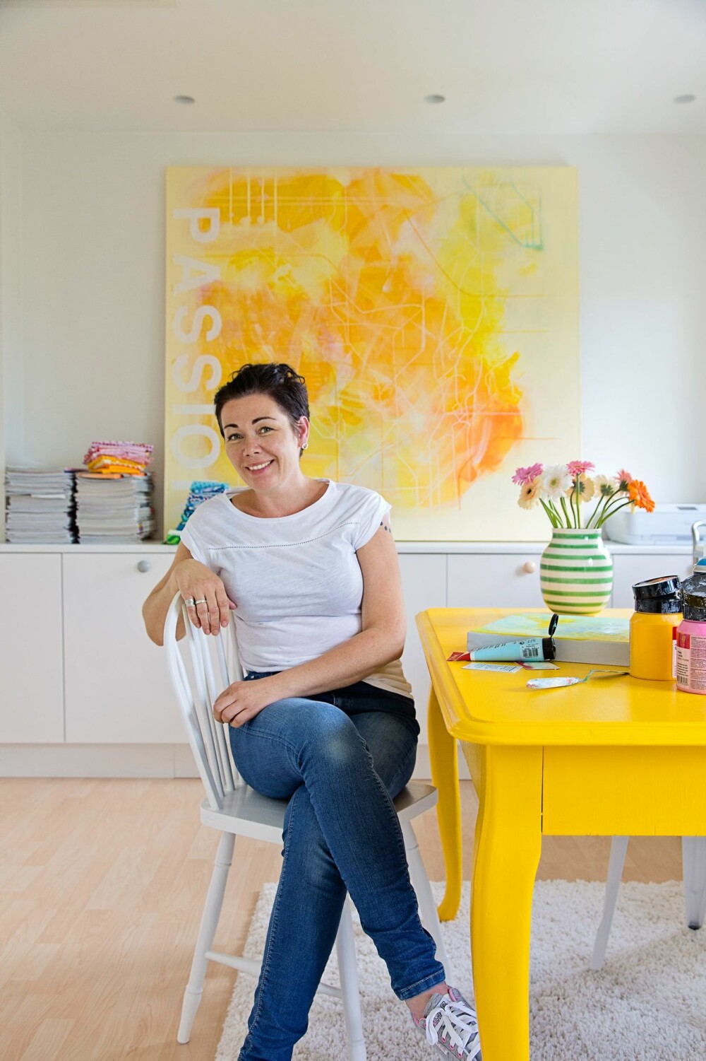 LAR BILDER OG MØBLER STYRE: Tone møblerer ofte med utgangspunkt i bildene eller møblene sine. Her er hun på arbeidsrommet sitt. LAR BILDER OG MØBLER STYRE: Tone møblerer ofte med utgangspunkt i bildene eller møblene sine. Her er hun på arbeidsrommet sitt.