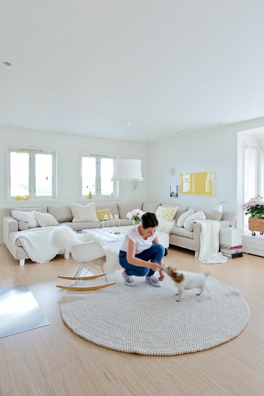 LYS BASE: Tone har valgt å ha en lys base, som hun krydrer med fargeklatter. Hunden Thea digger det nye teppet til matmor Tone. Det er fra feltball.rug.company. Sofaen er fra Fogia, og lampen er fra Tine K. LYS BASE: Tone har valgt å ha en lys base, som hun krydrer med fargeklatter. Hunden Thea digger det nye teppet til matmor Tone. Det er fra feltball.rug.company. Sofaen er fra Fogia, og lampen er fra Tine K.