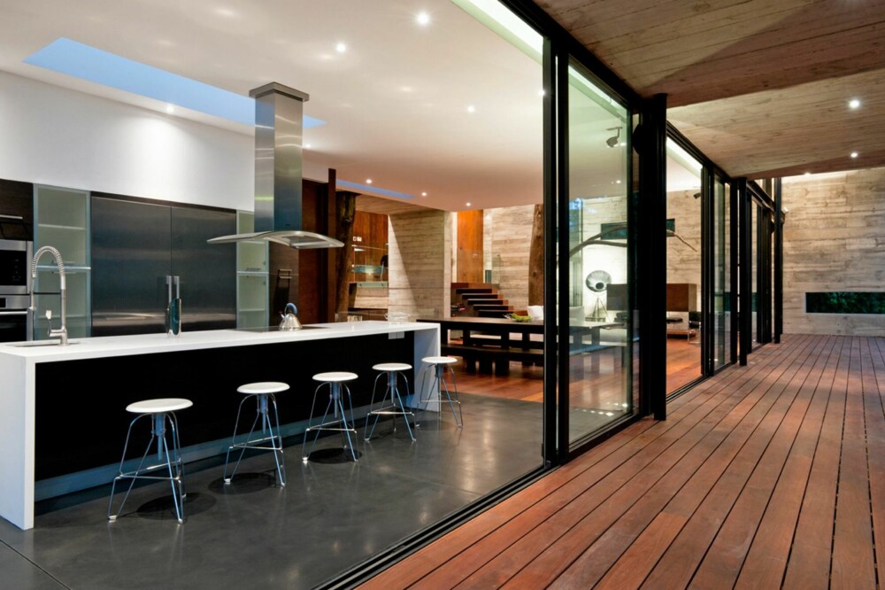 RETT UT: Fra det stilrene kjøkkenet er det store glassdører ut til terrassen.