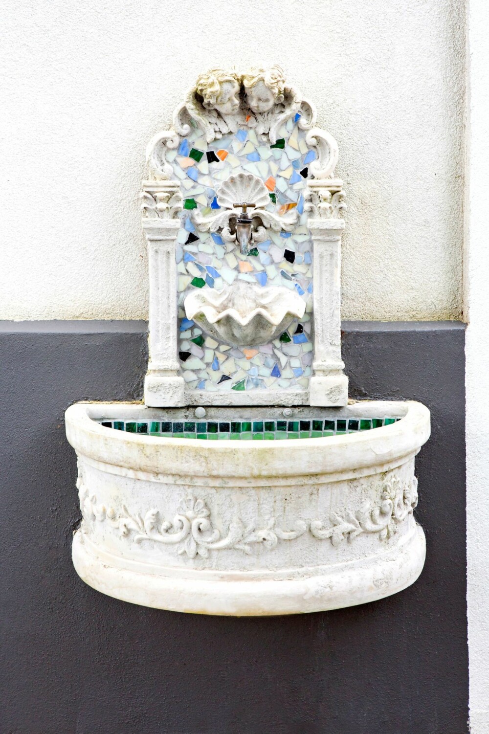 ORIGINAL DETALJ: Den lille fontenen er en av de originale detaljene som er beholdt på utsiden av kirken.