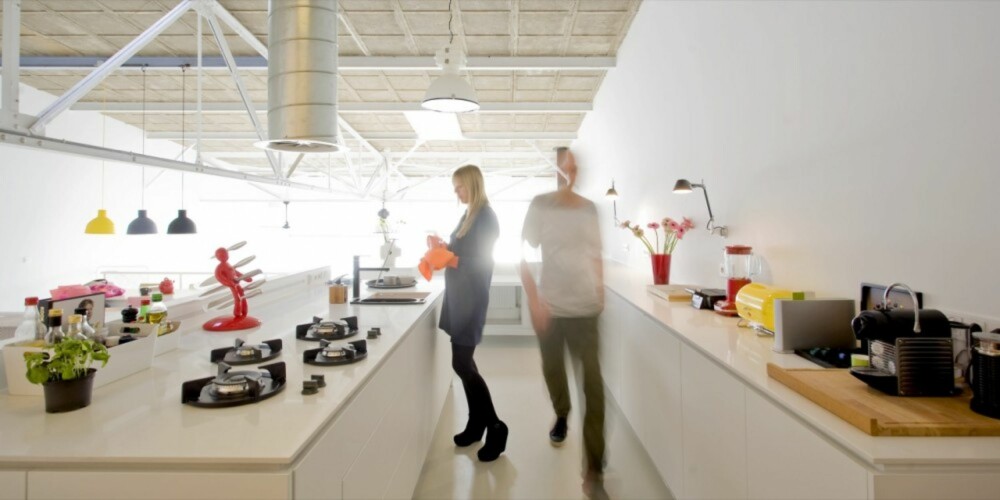 KJØKKEN: Moderne design råder i familiens kjøkken. KJØKKEN: Moderne design råder i familiens kjøkken.