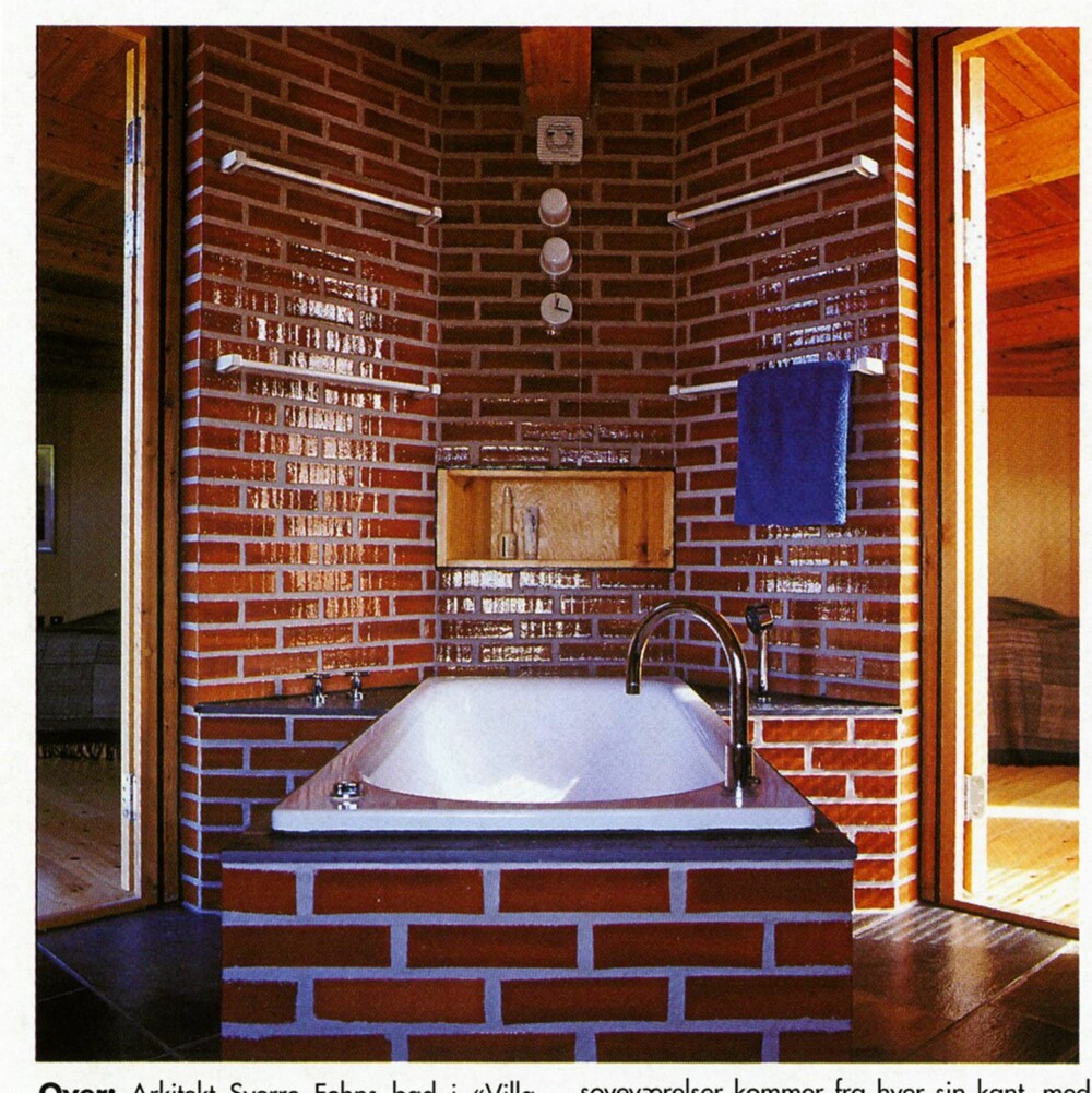 GLASERT TEGLSTEIN SKINNER: Badet er plassert hensiktsmessig,  både i forhold til utsikten og til de to soverommene til hver sin side. Det solid oppmurte badekaret er  rommets sentrum.