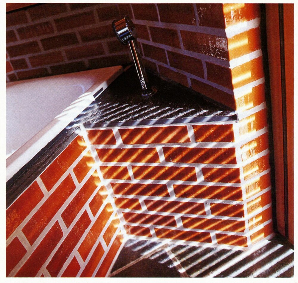 DETAJER SOM TELLER: Samspillet mellom den glaserte teglsteinen på veggene og de sølvgrå skifer gulvflisene gir en fin effekt.