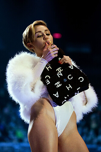 KJENDISER: Miley Cyrus er blant kjendisene som gjerne røyker marihuana offentlig. Dette kan være med på å endre folks oppfatning av cannabis, mener Mina Gerhardsen i Actis. Bildet er fra MTVs prisutdeling i Amsterdam i 2013.