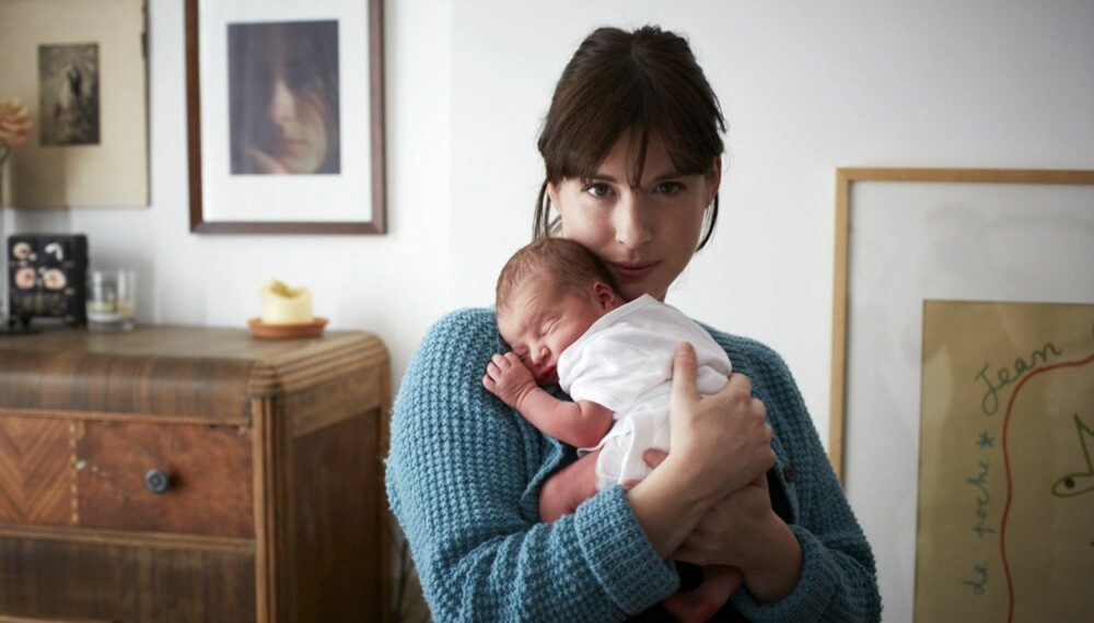 ÉN DAG UNG: Fotograf Jenny Lewis har fotografert mødre og deres nyfødte barn i sine hjem i London. Her en kvinne ved navn Jenny og hennes nyfødte datter Nora. 