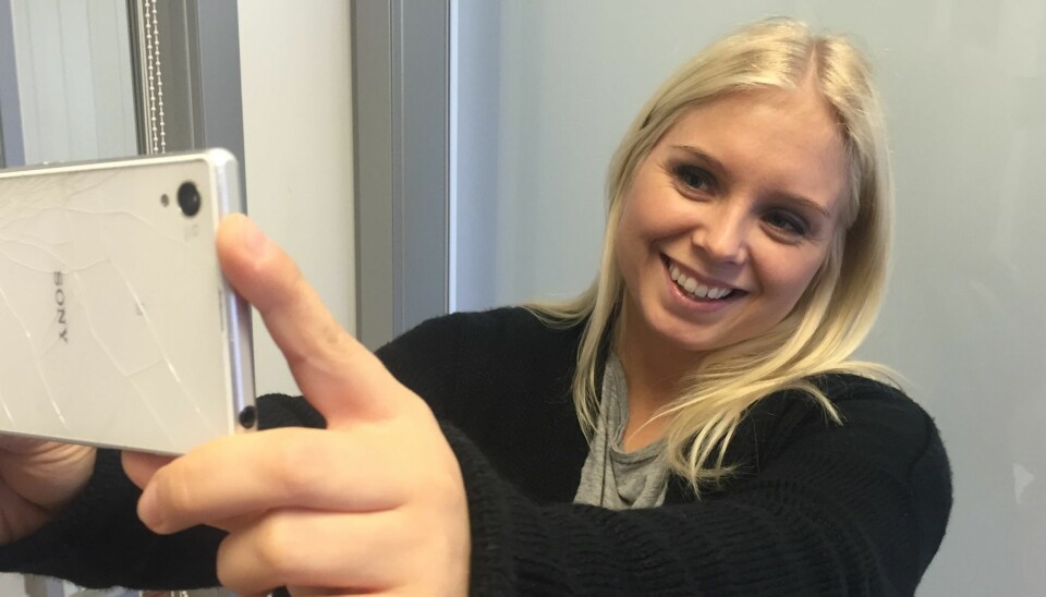 SELFIE: Julie tar mindre bilder av privatlivet og legger ut på sosiale medier enn før.