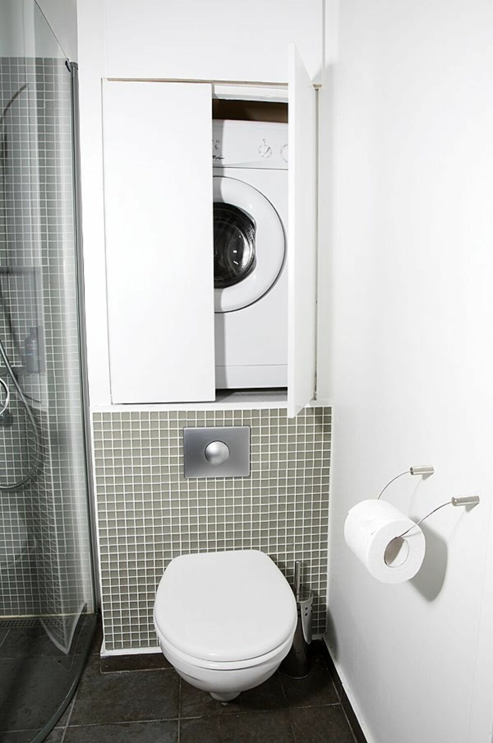 TENK PRAKTISK: Utnytt plasser du ellers ikke ville tenk på til smart oppbevaring. Her er en vaskemaskin diskret plassert inn i veggen. FOTO: Produsenten
