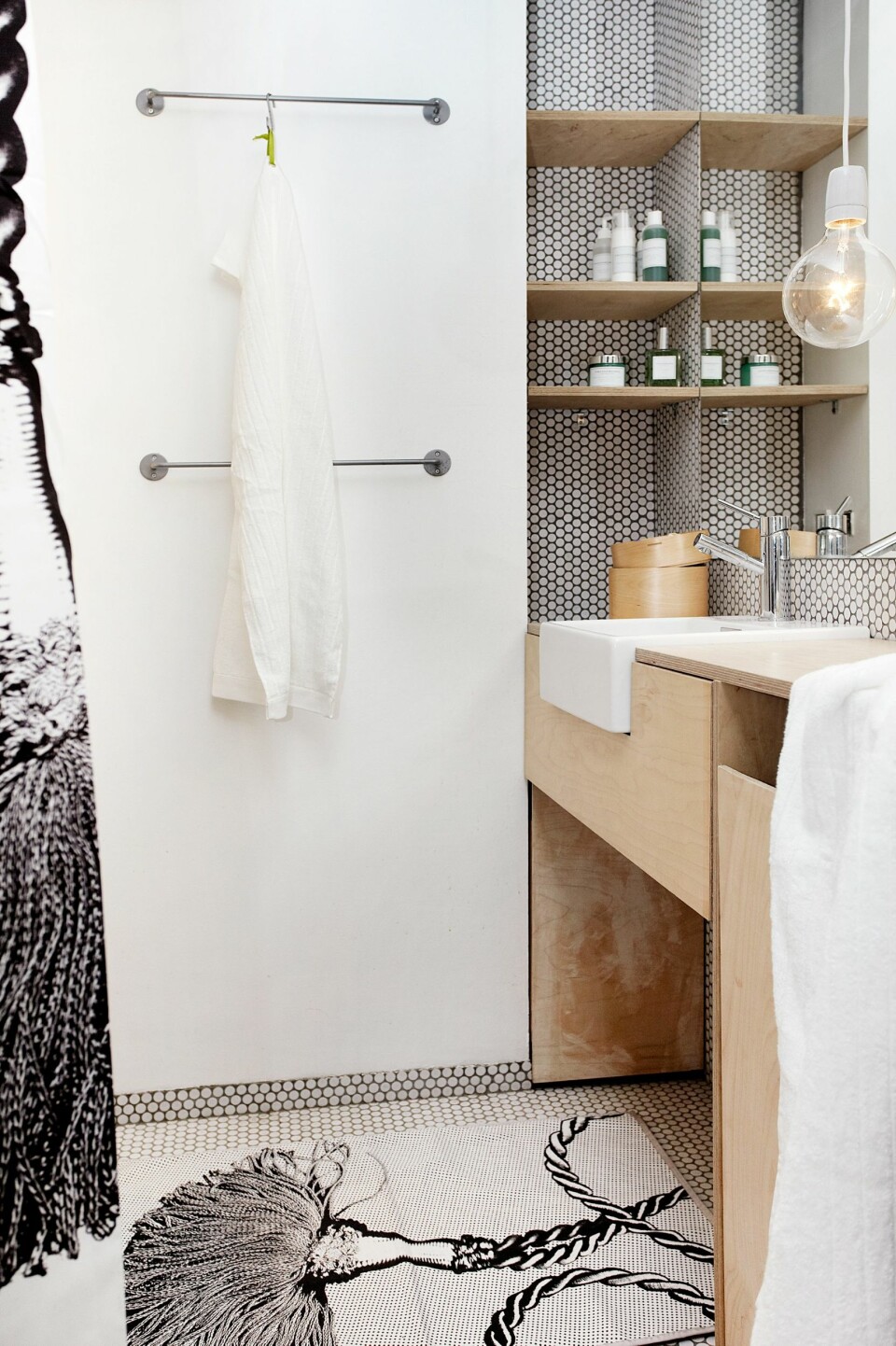 FLISEFINT: Mosaikkflisene på dette bildet kalles 10-øre-mosaikk og er fra mosaikhjornet.dk. Badet har hyller til oppbevaring i små nisjer som frigjør verdifull plass på gulvet. FOTO: Kira Brandt