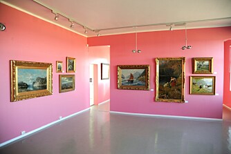 ROSA OMGIVELSER: I galleriet er det stadig utstillinger, i slutten av juni er det utstilling med arbeider av Damien Hirst.