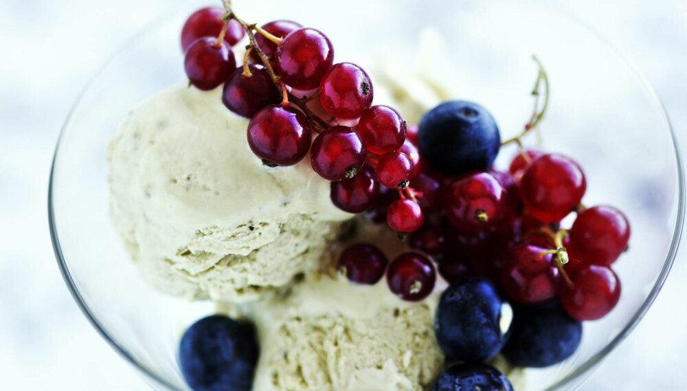 SOMMERDRØM: Lag en deilig iskrem, og pynt med sommerens friske bær.