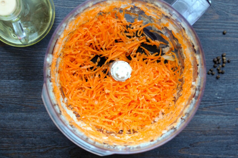 FOODPROCESSOR: Den brukes til mye rart på kjøkkenet, og derfor er det viktig å rengjøre godt etter hver bruk. FOTO: Colourbox