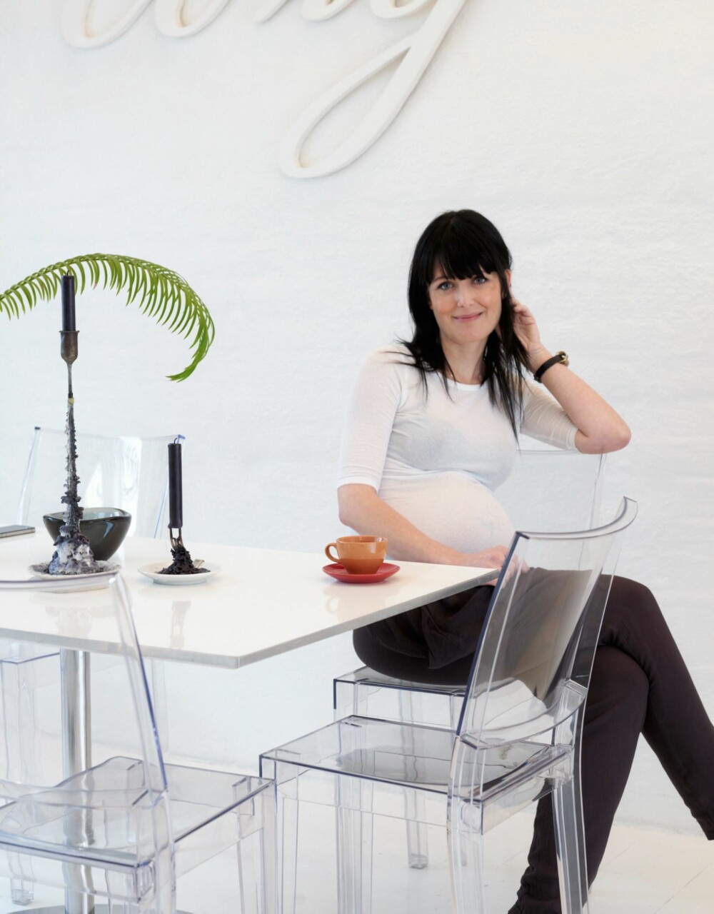 KREATIV MED SORT OG HVITT: ¿ Som Art director har man et helhetlig, visuelt forhold til problemløsning. Derfor føler jeg at jeg har fått brukt utdannelsen og jobberfaringen i dette innredningsprosjektet,
sier Maria Myhre KREATIV MED SORT OG HVITT: ¿ Som Art director har man et helhetlig, visuelt forhold til problemløsning. Derfor føler jeg at jeg har fått brukt utdannelsen og jobberfaringen i dette innredningsprosjektet,
sier Maria Myhre