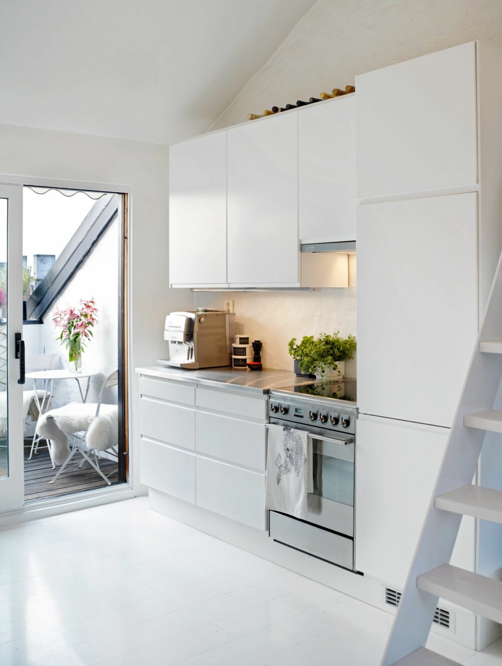 UTGANG TIL TAKTERRASSEN: Kjøkkenet fra Ikea og Kvik er plassert på hver sin vegg for ikke å sperre for utgangen mot terrassen som bidrar til å gjøre leiligheten mye større og lysere. UTGANG TIL TAKTERRASSEN: Kjøkkenet fra Ikea og Kvik er plassert på hver sin vegg for ikke å sperre for utgangen mot terrassen som bidrar til å gjøre leiligheten mye større og lysere.