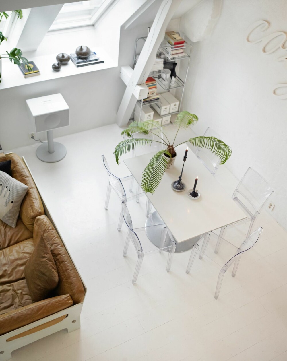 LITE MASSIV: Spisestuen er så lite massiv som det er mulig å få det. Spisestuen er innredet med stoler i akrylglass fra Kartell. LITE MASSIV: Spisestuen er så lite massiv som det er mulig å få det. Spisestuen er innredet med stoler i akrylglass fra Kartell.