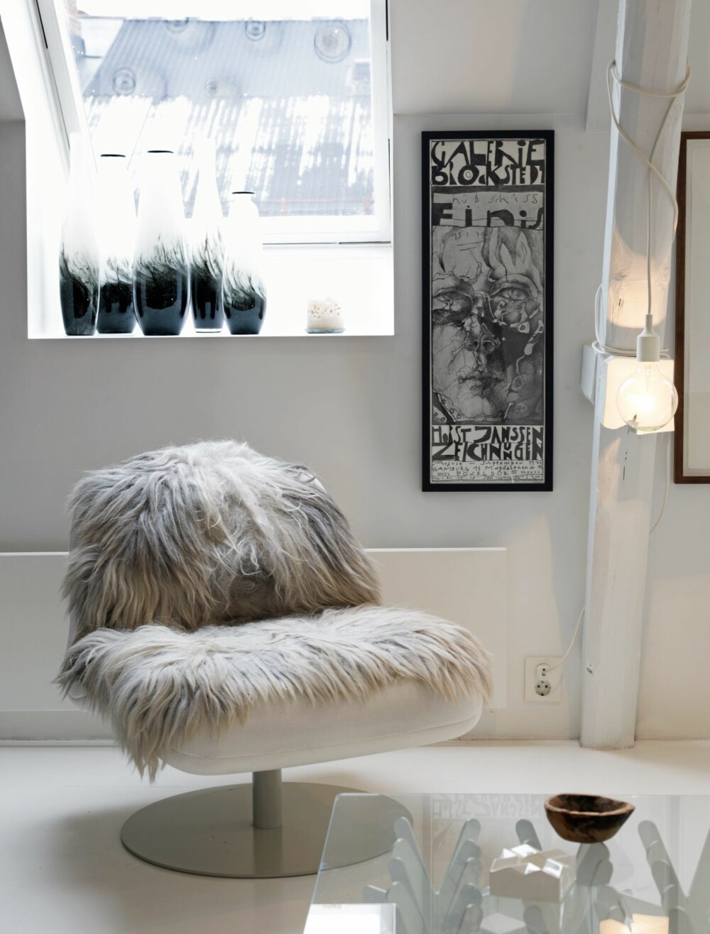DANSK OG SVENSK DESIGN: Lenestolene fra Fritz Hansen ble kjøpt brukt. Sofabordet med det karakteristiske understellet er fra Swedese. DANSK OG SVENSK DESIGN: Lenestolene fra Fritz Hansen ble kjøpt brukt. Sofabordet med det karakteristiske understellet er fra Swedese.