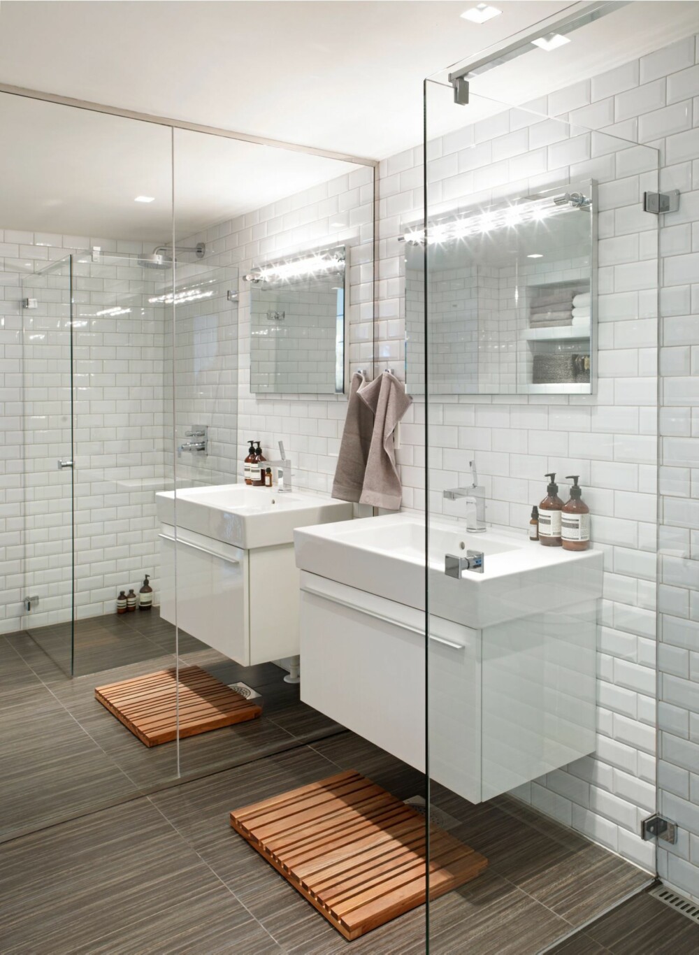 KUNSTIG FORSTØRRET: Speilet går fra vegg til vegg og gulv til tak og
sørger, ikke uventet, for at badet virker dobbelt så stort. Gulv- og veggfliser er fra Flis Design. KUNSTIG FORSTØRRET: Speilet går fra vegg til vegg og gulv til tak og
sørger, ikke uventet, for at badet virker dobbelt så stort. Gulv- og veggfliser er fra Flis Design.