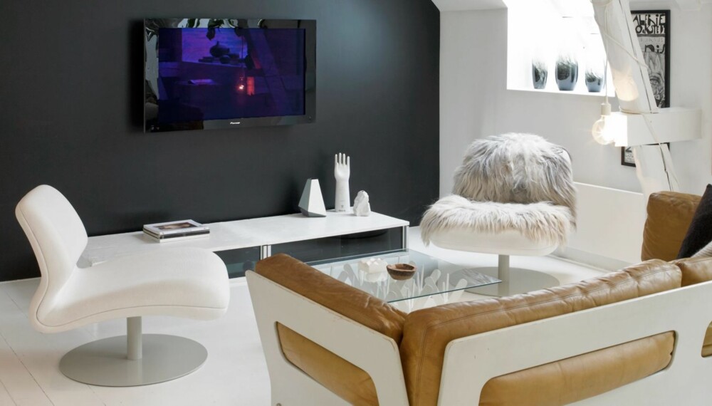 SVART KONTRASTVEGG. Den svarte tv-skjermen går nesten i ett
med den svartmalte fondveggen. SVART KONTRASTVEGG. Den svarte tv-skjermen går nesten i ett
med den svartmalte fondveggen.