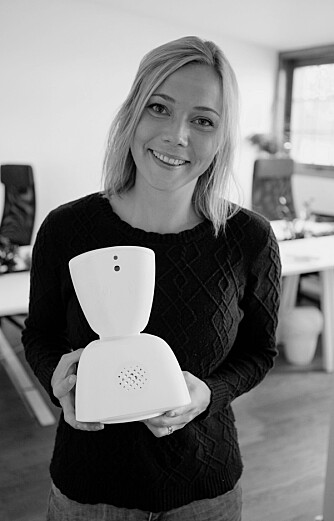 ROBOTVENN: Interaksjonsdesigner og gründer Karen Dolva med roboten AV1.