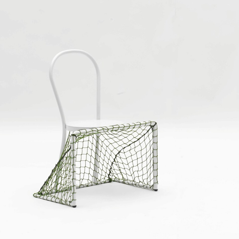 FOTBALLSTOL: Med to eksemplarer av stolen Lazy Football fra Campeggi kan du sitte og spille fotball.