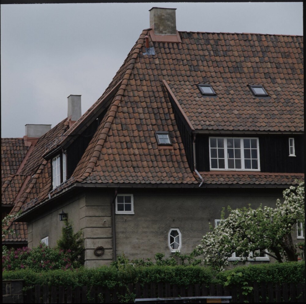 EN HØYDARE: Boligene i Ullevål Hageby preges av høye, bratte tak. Dette gjør det mulig å innrede rommene i leilighetene på spesielle måter.