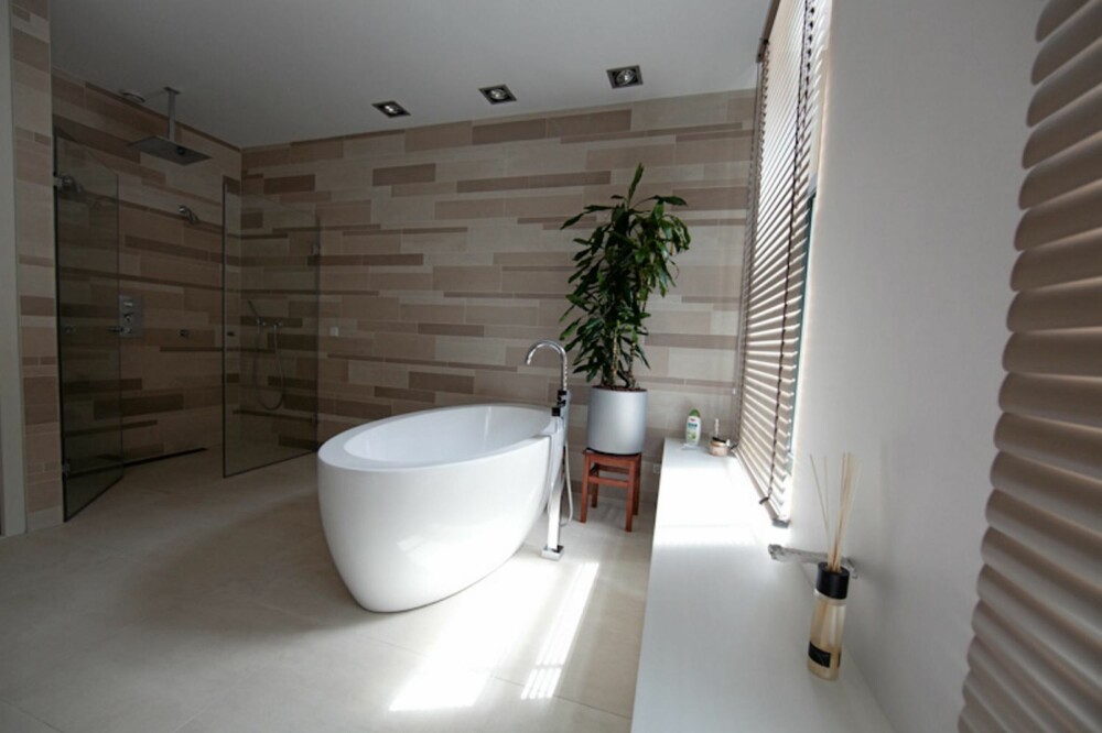 BAD, MIDT I ROMMET: Det runde, frittstående badekaret er sentrum i rommet.