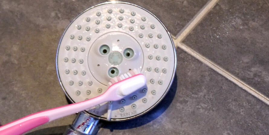 PUSS, PUSS: Ved å bruke en tannbørste får du enkelt vekk bløte mineralrester.