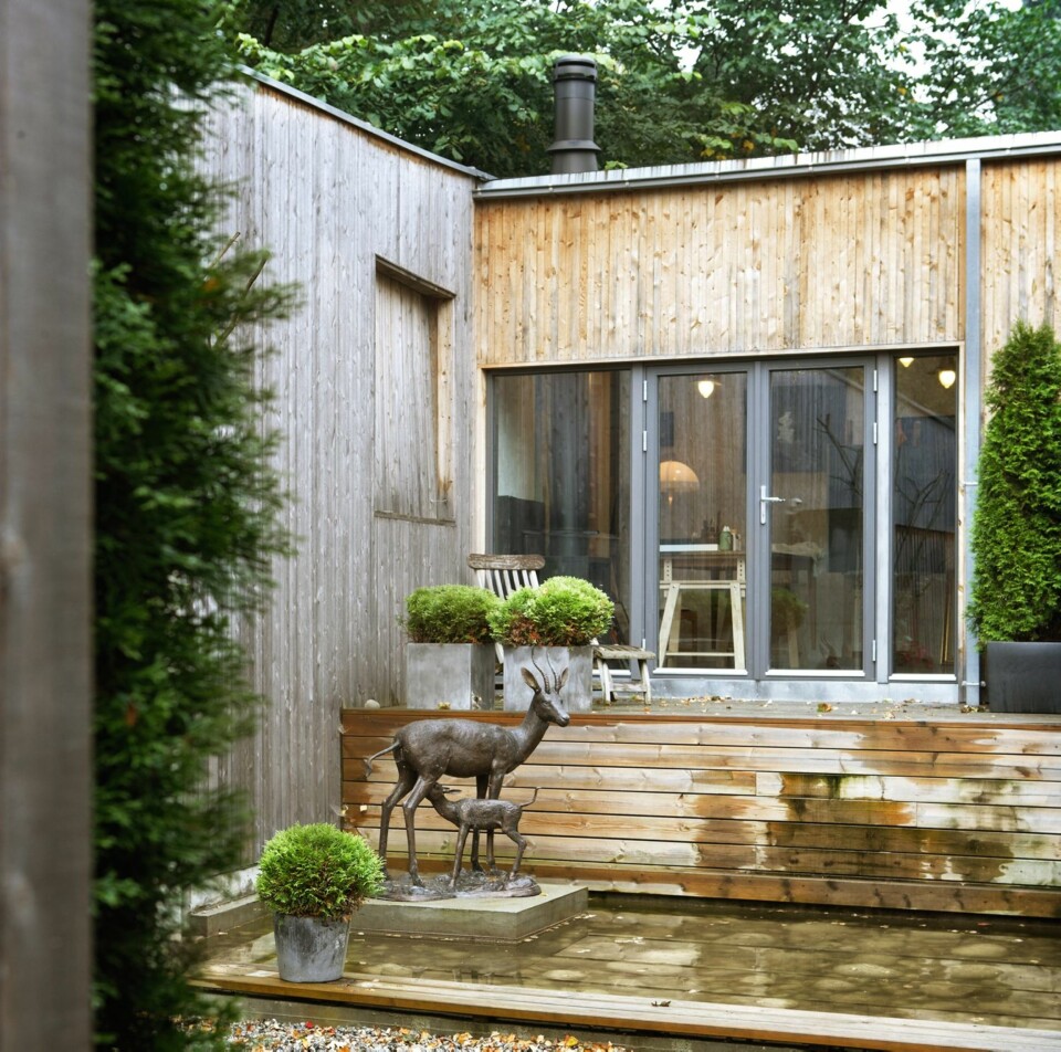EN EGEN VERDEN: Skulpturen i bronse er fra en auksjon hos
Blomquist. Atelieret har direkte utgang til hovedatriet. Boligen har
mange morsomme detaljer, som luken i tregjerdet til venstre som
kan åpnes. På utsiden er det trebekledning, mens det er spilepanel
på innsiden.