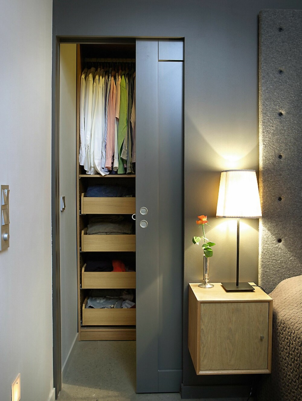 SONEDELT: Garderoberommet er adskilt med en skyvedør. Nattbord fra    Living og lamper fra Ikea.