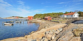 RØDE TALL: Snittprisene for fritidshus i Sverige har gått ned med 2 prosent det siste året. Bildet viser en hytte i Resö i Tanum kommune Prisantydning 10 500 000 svenske kroner.