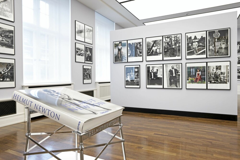 ET NEWTON-SENTRUM. I Newton Museum i Berlin finnes det et bredt spenn av Helmut Newtons arbeider, bøker og noe av mesterens fotoutstyr. Understellet til den enorme fotoboken er designet av  Philippe Starck. Den originale utgaven Sumo-boken veier 30 kg.