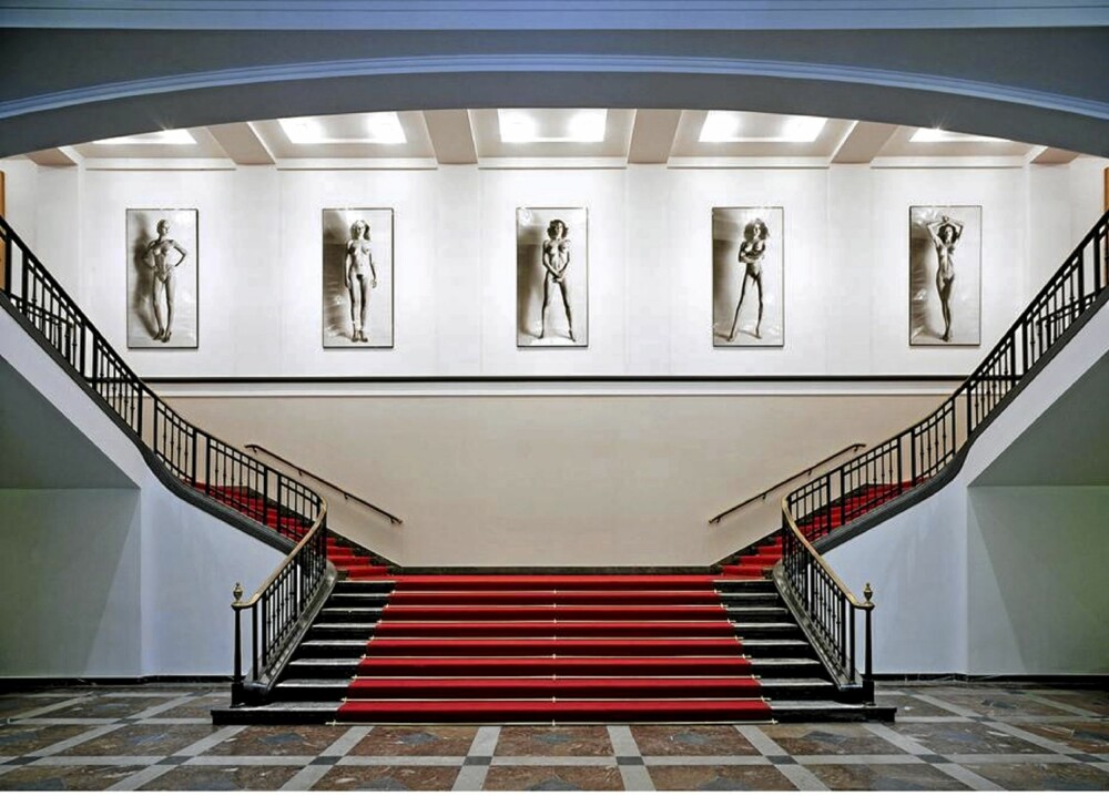SAMSPILL AV HØY KLASSE: Den herskapelige Berlin-bygningens klassisistiske interiørarkitektur danner en utmerket ramme til fotoarbeidene til byens store sønn, Helmut Newton.