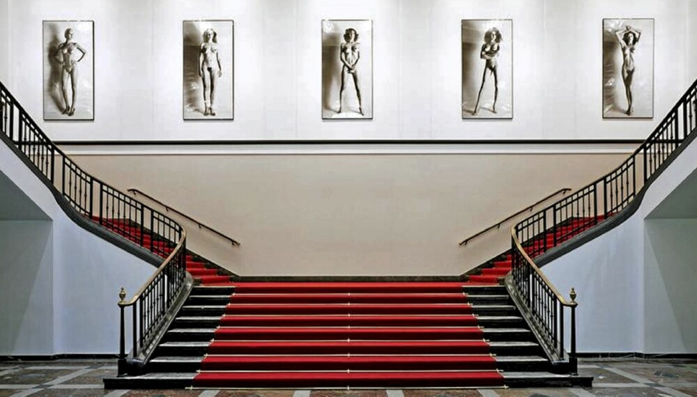 VARM VELKOMST: I lobbyen til Helmut Newton Foundation i Berlin møtes du av noen av mesterfotografens oppsiktsvekkende Big Nudes.
