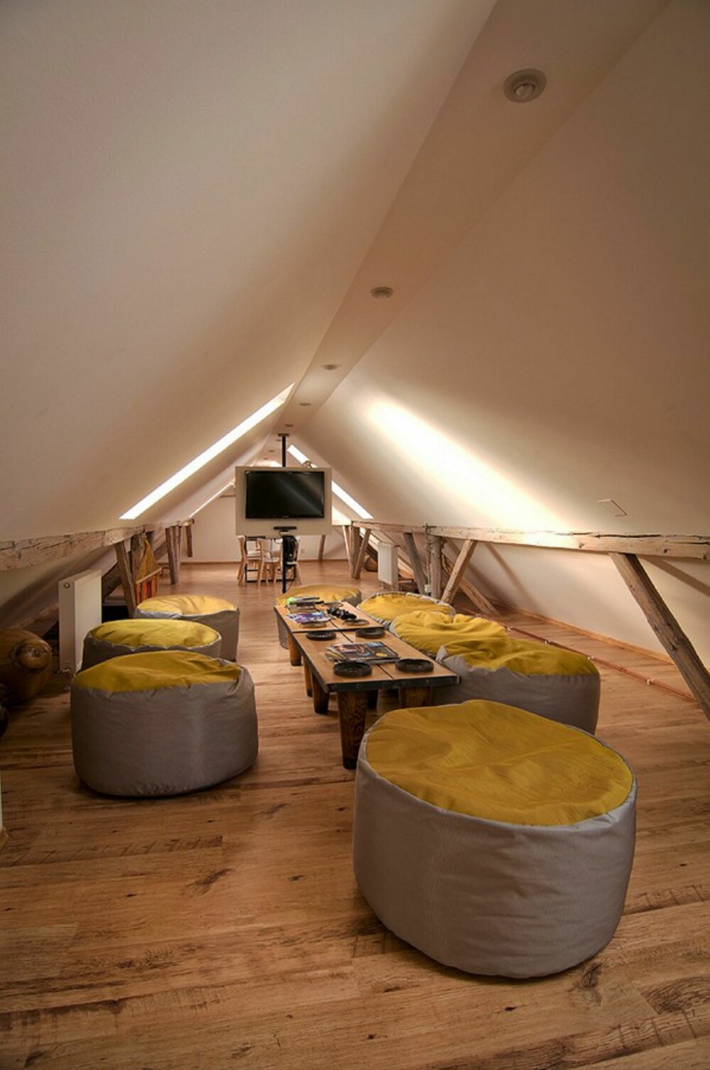 LOUNGE: I annen etasje har designerne laget en avslappende sone med puffer, og småbord. LOUNGE: I annen etasje har designerne laget en avslappende sone med puffer, og småbord.
