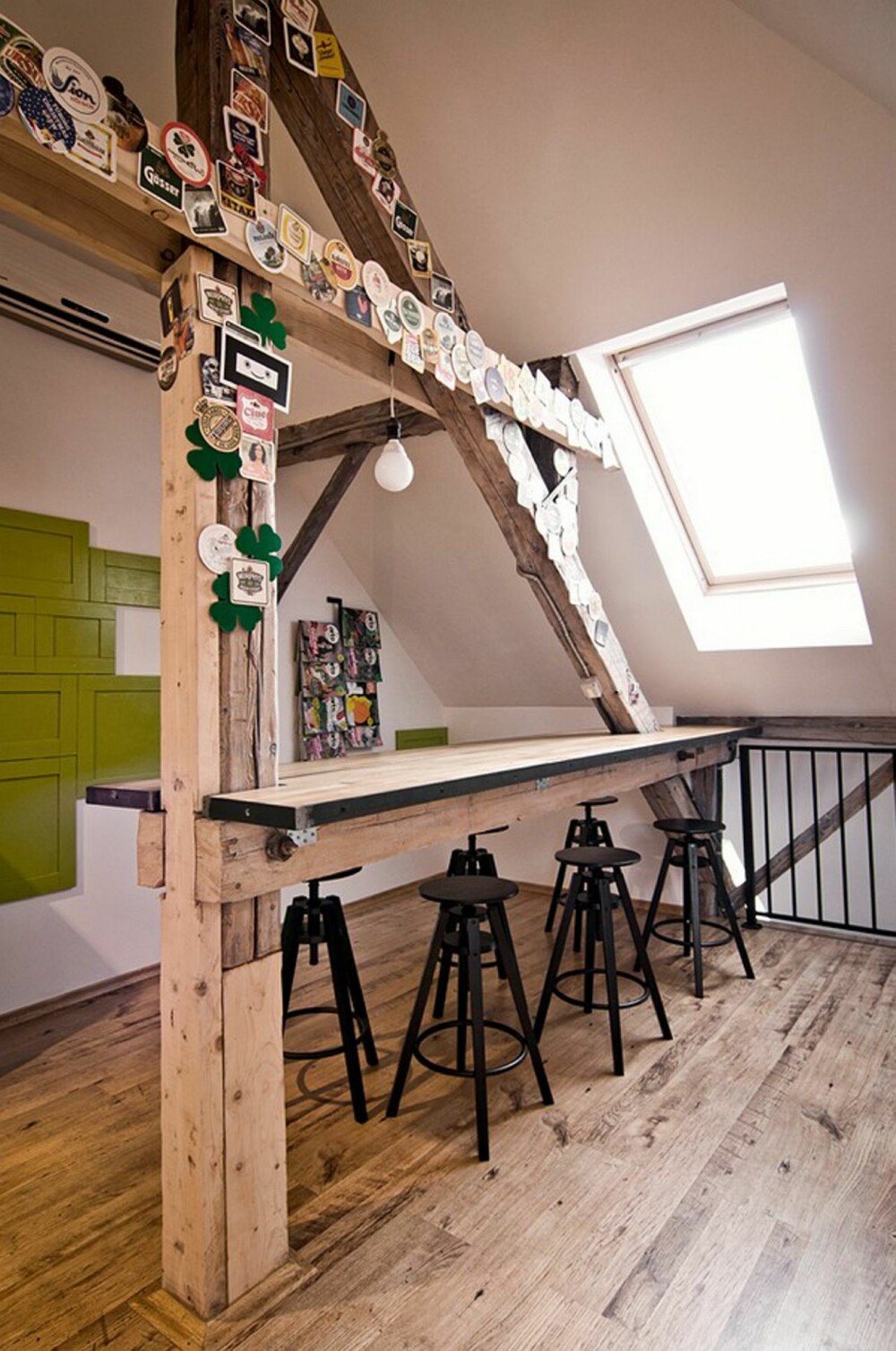 LOFT: Bjelkene på loftet er dekorert med bilder og utklipp. LOFT: Bjelkene på loftet er dekorert med bilder og utklipp.