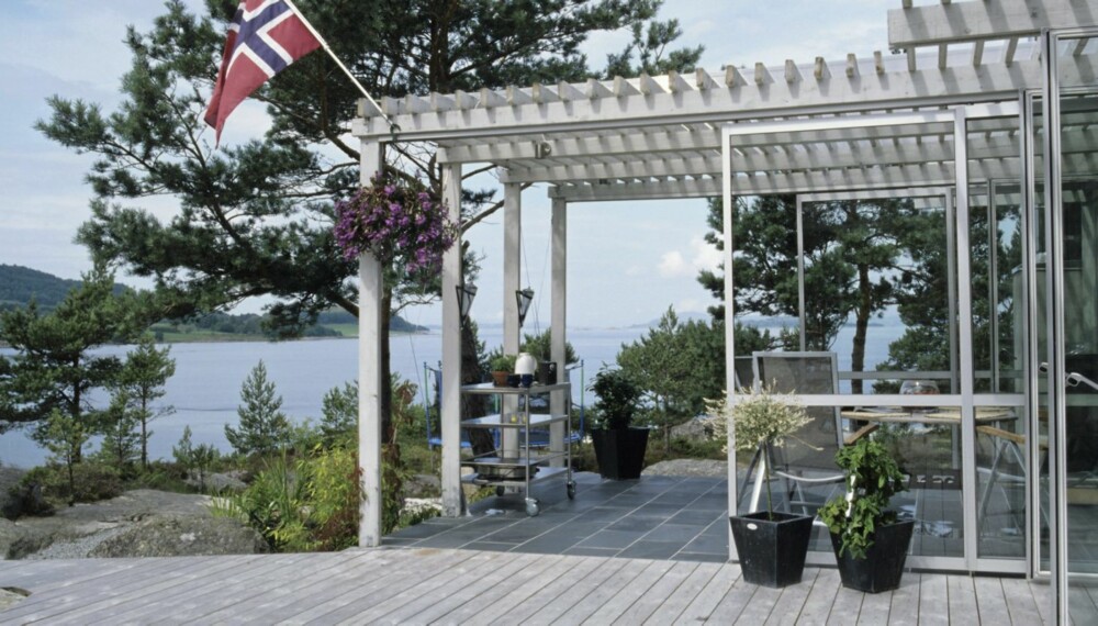 EN UTROLIG UTEPLASS: Se hvordan hele terrassesiden av Stavangerhytta vender seg mot solen og sjøen. Den er tegnet av Filter arkitekter.