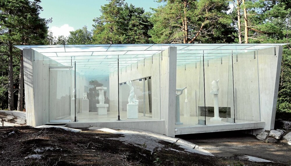 KULTUROPPLEVELSE. Midtåsen Skulpturpark i Sandefjord er ett av stedene du kan besøke i sommer. Avdøde Knut Steen har laget de 12 marmorskulpturene i den unike glassbygningen.