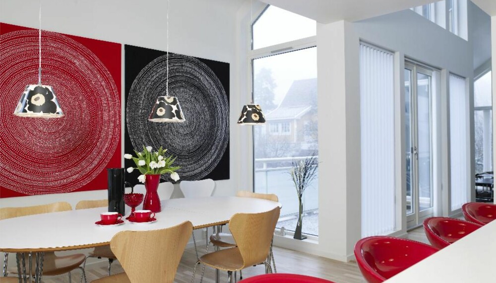Ved spiseplassen er det store vinduer fra gulv til tak. Husets midtparti har åpen mesanin og takvinduer fra Velux. Spisebordet «Rondo» fra Hilmers Hus. Bildene på veggen har Tom Ingvaldsen lagd selv av to stoffstykker fra
Marimekko, som er stiftet på to finerplater med rammer av listverk på baksiden. Ved spiseplassen er det store vinduer fra gulv til tak. Husets midtparti har åpen mesanin og takvinduer fra Velux. Spisebordet «Rondo» fra Hilmers Hus. Bildene på veggen har Tom Ingvaldsen lagd selv av to stoffstykker fra
Marimekko, som er stiftet på to finerplater med rammer av listverk på baksiden.