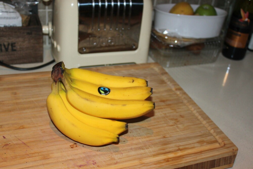 IKKE BLI BRUN: For å unngå at bananer skal bli raskt brune kan du surre inn tuppen de er festet sammen i med litt sølvfolie. FOTO: Trine Jensen