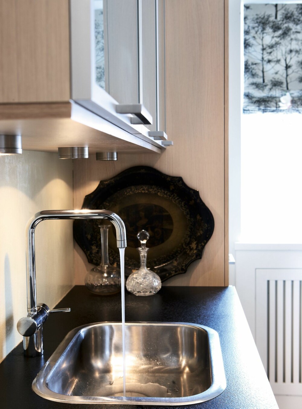 RENT UTTRYKK. Milde farger og moderne linjer får tilført sjel og historie av private familieklenodier. Serveringsbrettet og karaflene har tilhørt Gros familie i en årrekke. Kjøkkeninnrednigen er fra HTH. RENT UTTRYKK. Milde farger og moderne linjer får tilført sjel og historie av private familieklenodier. Serveringsbrettet og karaflene har tilhørt Gros familie i en årrekke. Kjøkkeninnrednigen er fra HTH.